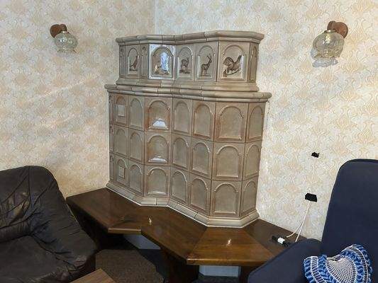 Wohnzimmer mit Kachelofen