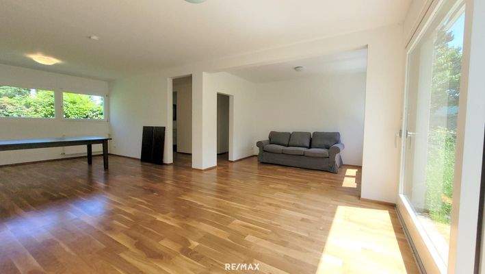 lichtdurchfluteter Wohnbereich