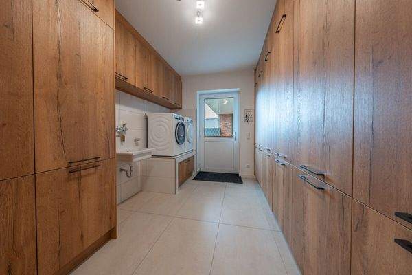 Hauswirtschaftsraum mit Einbauschränken EG