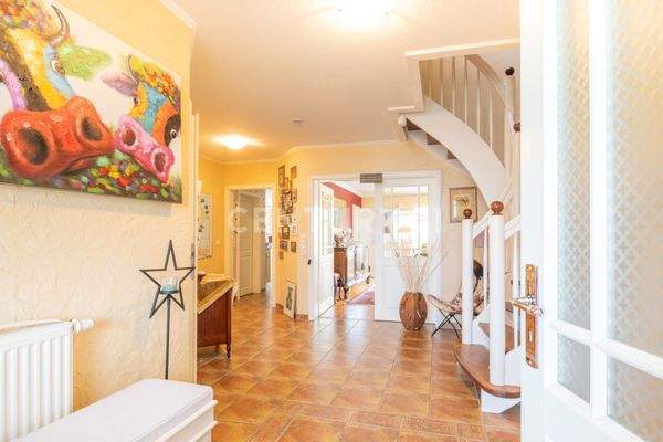 Großzügiger und einladender Flur