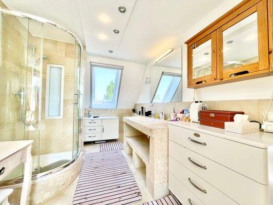 OG: schönes und helles Badezimmer  mit Dusche und Badewanne