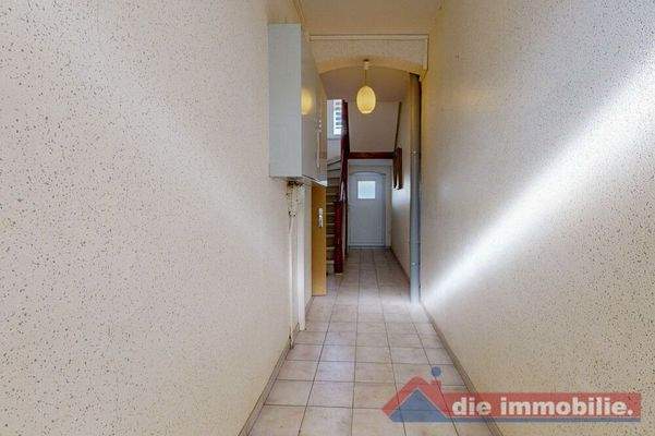 Gepflegter Hausflur mit Zugang zu den Wohneinheiten