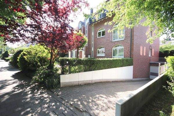 Das schöne Wohnhaus mit Einfahrt zur Tiefgarage