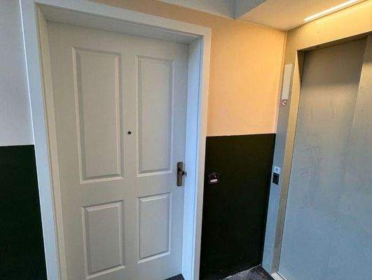 Wohnungseingang + Fahrstuhl