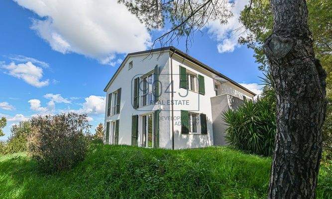 Zeitgemäße Landvilla in nachhaltiger Holzbauweise mit Panoramablick bei Potenza Picena