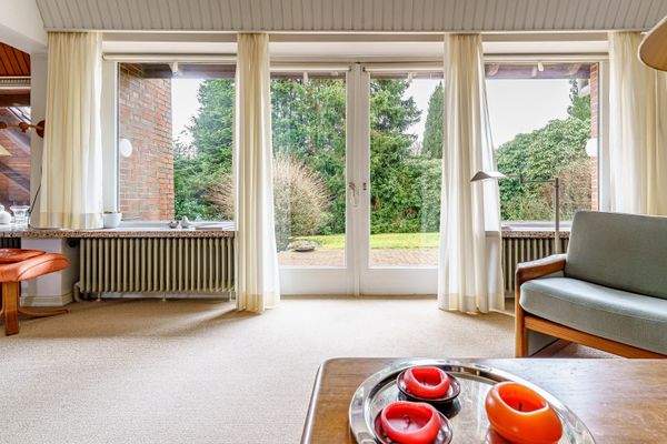 Große Fensterfront zum grünen Garten.