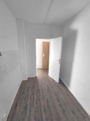 Leerer Raum mit Holzboden