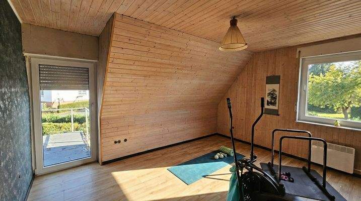 kleines Schlafzimmer mit Balkonzugang