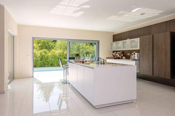 Von der Küche in den Pool