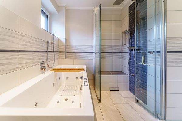 Ebenerdige Dusche und Badewanne.