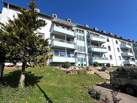 Exklusiv renovierte 4ZKB mit Balkon &amp; PKW- Stellpl