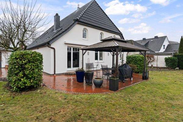 Große Terrasse mit überdachtem Sitzbereich ...