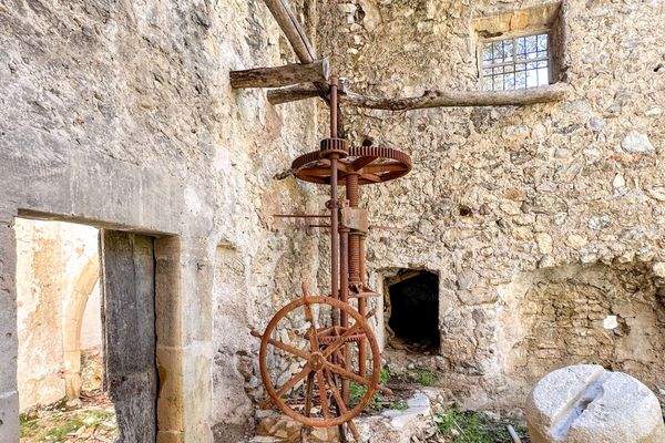 historische Gerätschaft mit Mühlstein