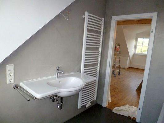 Mit Handtuchheizkörper