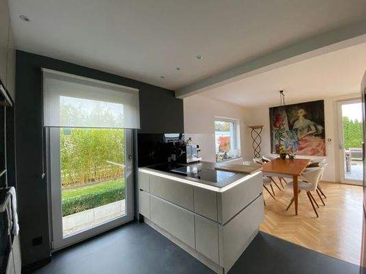 Küche 2 mit Blick auf das Esszimmer