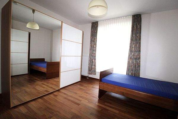 Schlafzimmer mit Fensterfront zur Loggia