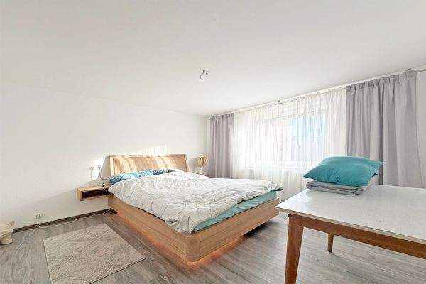 Lichtdurchflutetes Schlafzimmer