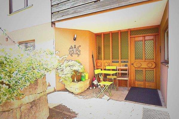 Hauseingang zu den Wohnungen zum 1.OG u. zum DG