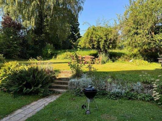 Garten mit Sonnensitzplatz am Morgen