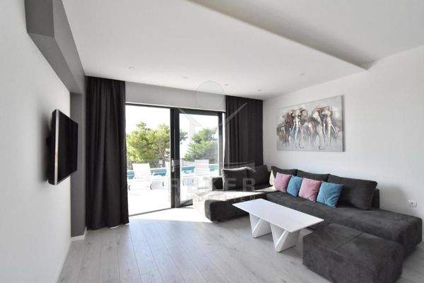 Moderne Ausstattung und voll möbliertes Interieur