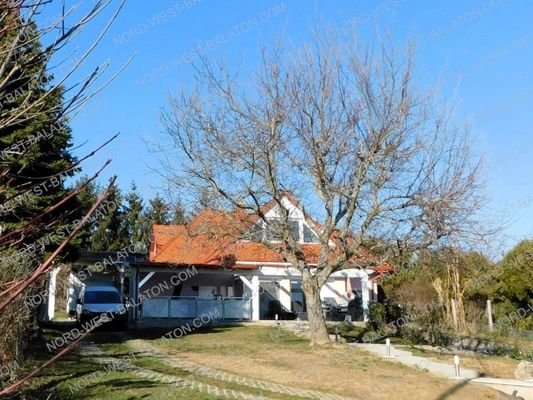 Außenansicht mit überdachter Terrasse und Carport