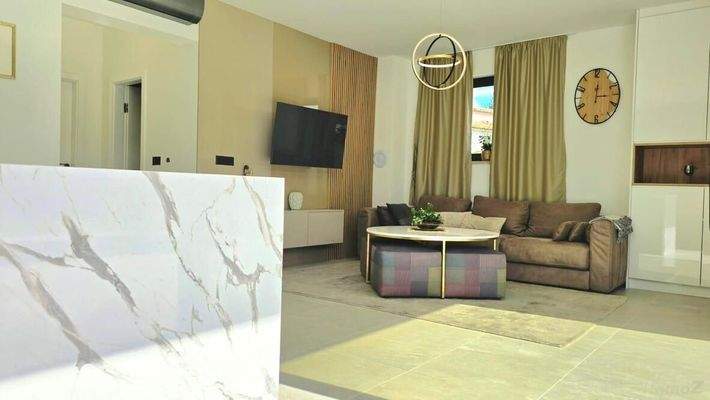 06177211-E7A9-45D5-88B4-7F2A1AD75833_1_105_c