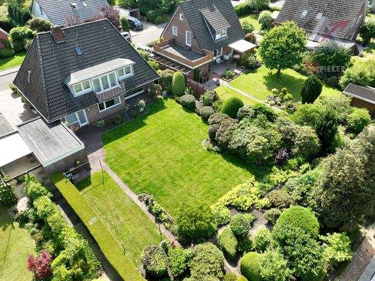 mit schön angelegtem Garten
