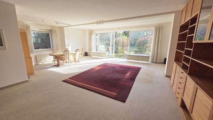 Wohnzimmer mit Austritt zur Terrasse