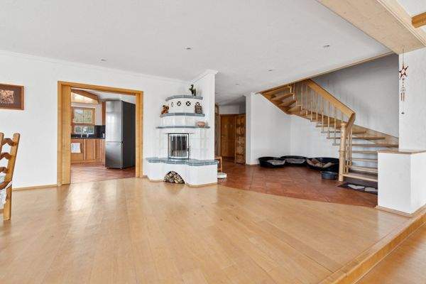 Wohnbereich im Erdgeschoss mit Blick auf den Kaminofen 