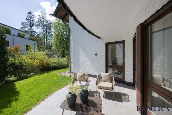 Privater Garten mit überdachter Terrasse