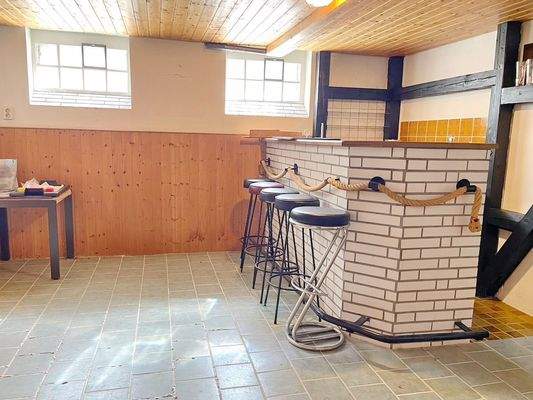 Bar-Raum im Keller.