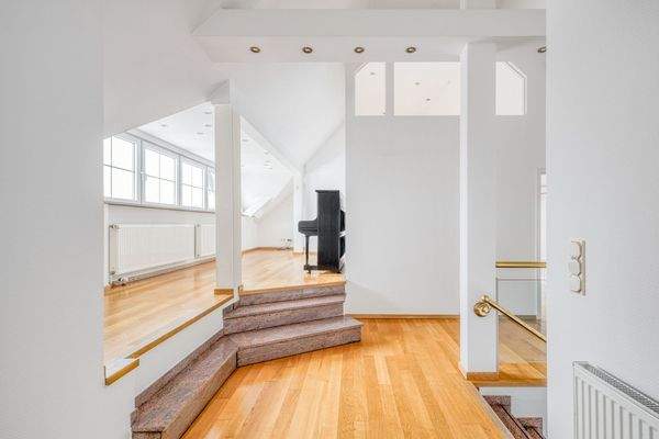 Offene Galerie  mit Luftraum und Split-Level-Archi