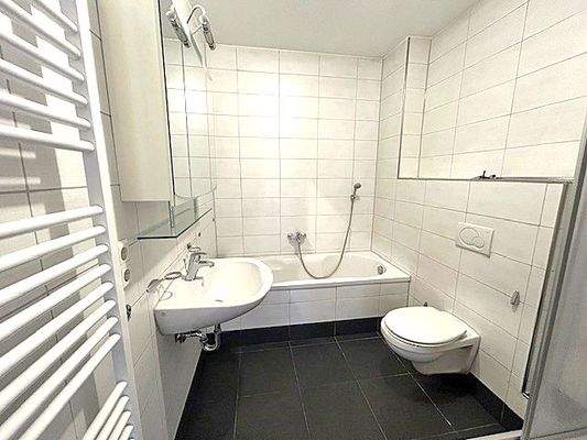 Bad mit Dusche, Wanne u. WC