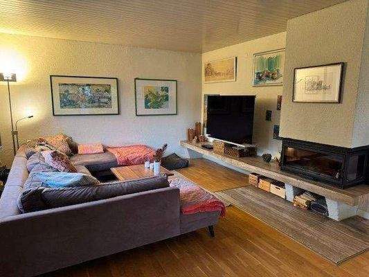 Sofaecke mit TV und Kamin