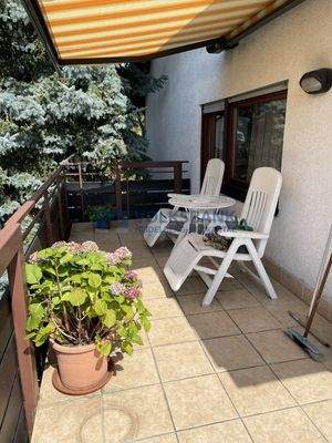 Balkon mit Sonnenmarkise