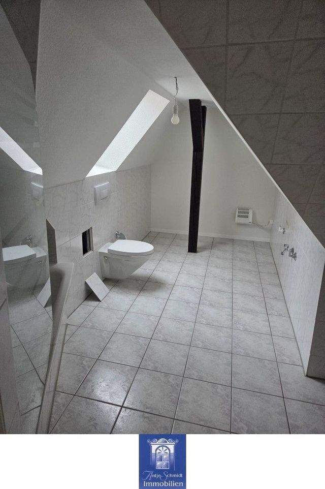 Traumhafte Dachgeschosswohnung in stilvoller Stadtvilla mit herrlichem Fernblick! - Foto 3