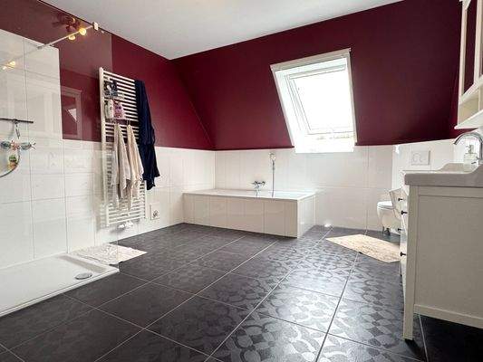 Hauptwohnung OG - Bad mit Wanne ...