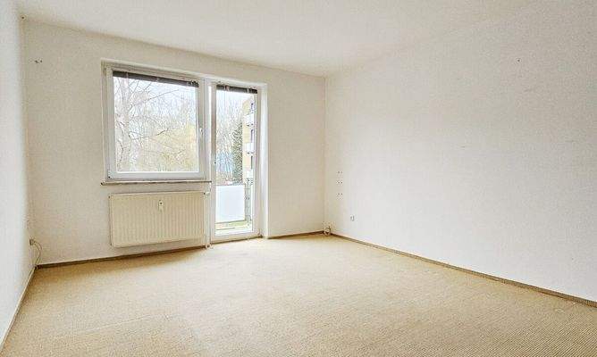 Wohnzimmer mit Zugang zum Balkon 