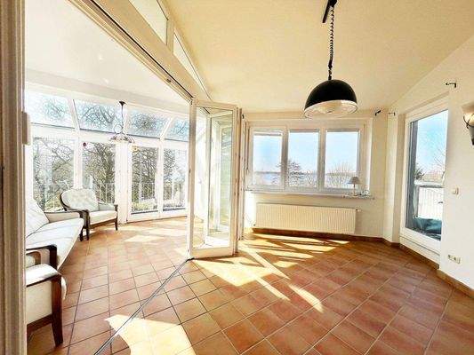 Wohnzimmer mit Seeblick