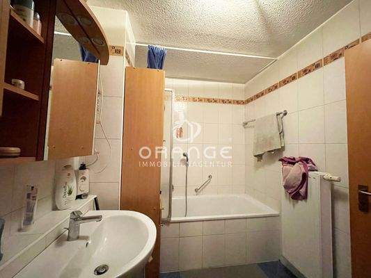 ...natürlich mit Dusche und Wanne