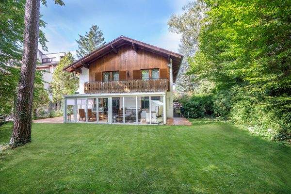 Großzügige Terrasse und Wintergarten. 