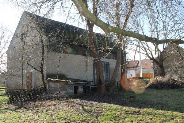 Nebengelass mit Stallungen