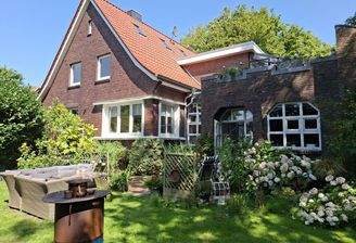 Satteldachhaus mit Anbau