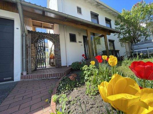 Blick vom Gehweg zum Haus