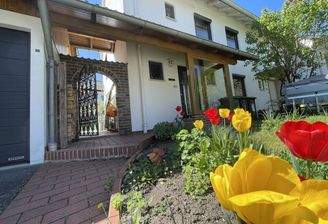 Blick vom Gehweg zum Haus