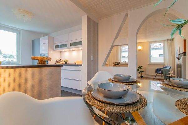 Essbereich mit Blick ins Wohnzimmer