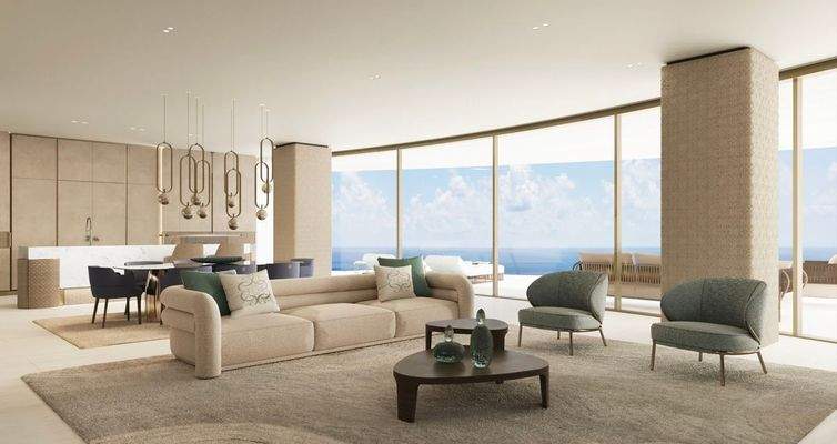 Lichtdurchfluteter Wohnbereich mit bodentiefen Fenstern