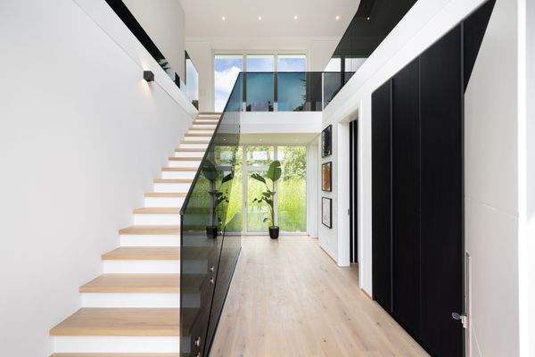 Stilvolles Entree geprägt von Lichtfülle und stylischen Akzenten