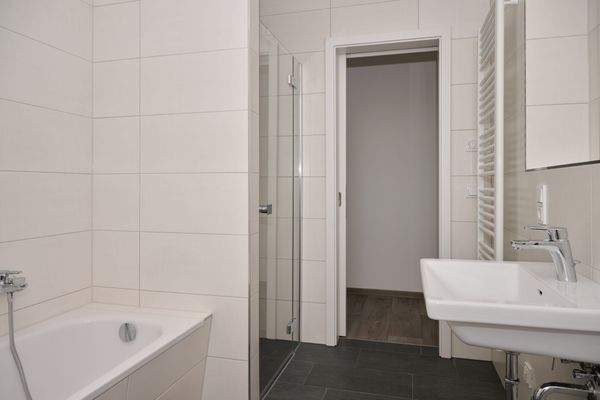 Badezimmer mit Wanne und Dusche