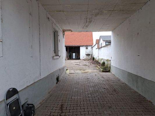 Sicht auf Einfahrt und Hof.jpg